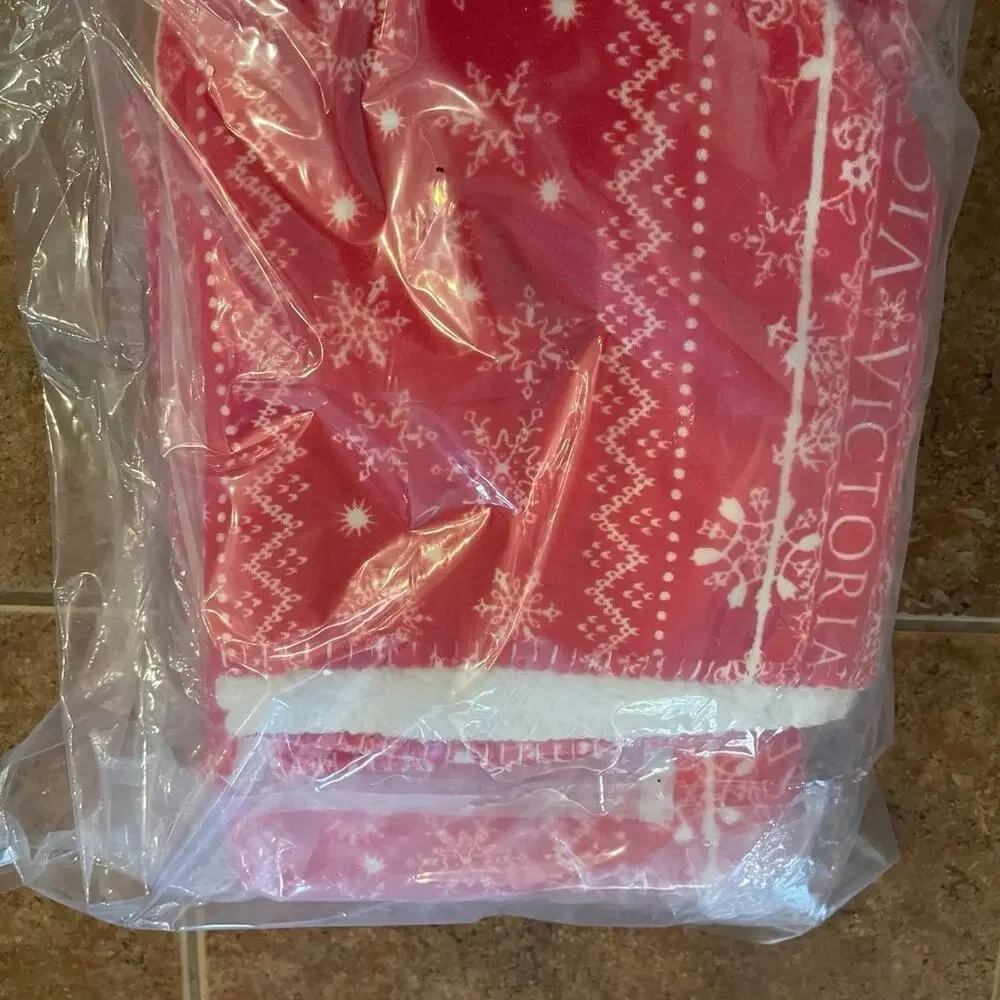 Victorias’s Secret red holiday fleece Sherpa blanket throw snowflakes NEW in Pkg